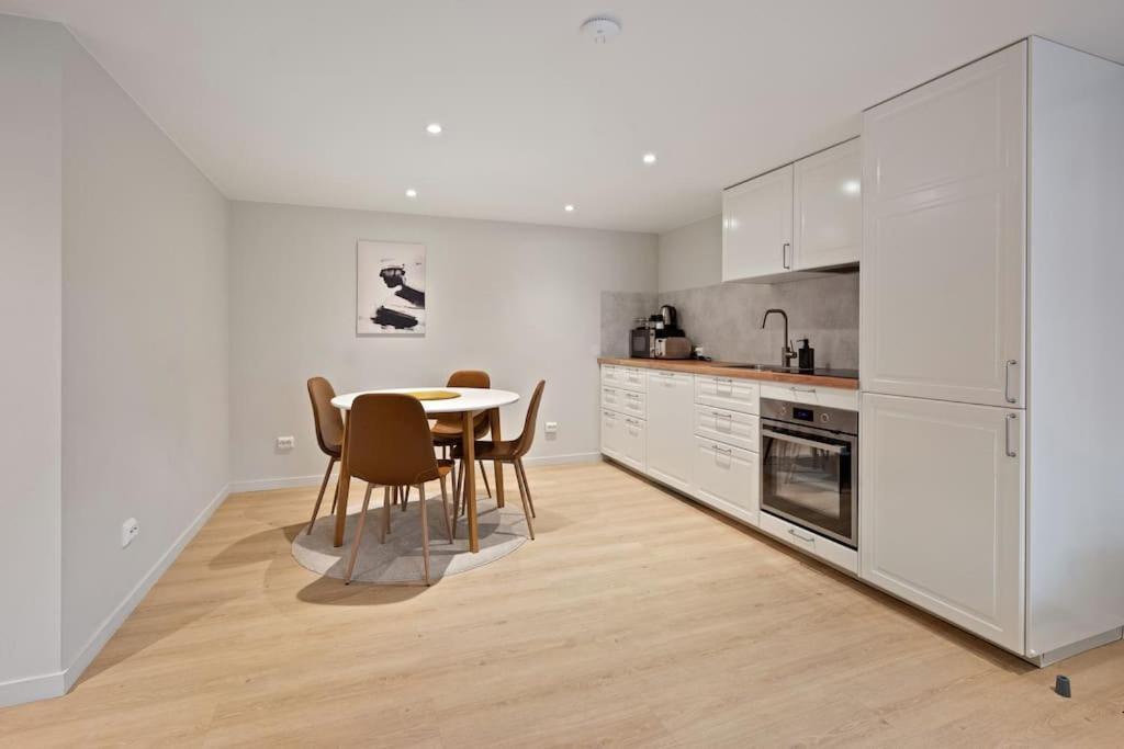 Practical Basement Apt With All Home Comforts Close To City Centre Stavanger Exteriör bild